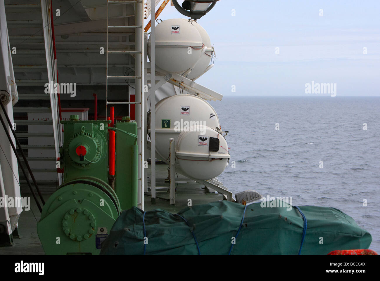 Rettungsinseln und lebensrettende Geräte zu einem Sammelplatz an der Seite ein Passagier Fähre am Meer im Vereinigten Königreich Stockfoto