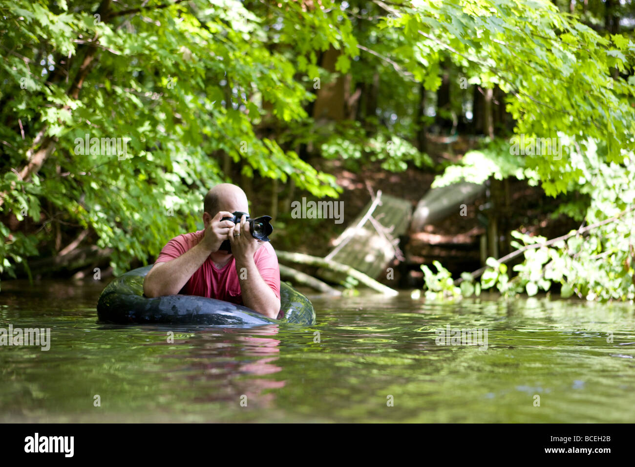 Mann aus dem Wasser in einem Innertube fotografieren Stockfoto