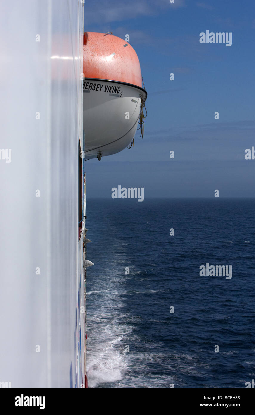 Rettungsboot auf der Seite des Mersey Viking Norfolkline Passagierfähre auf See im Vereinigten Königreich Stockfoto