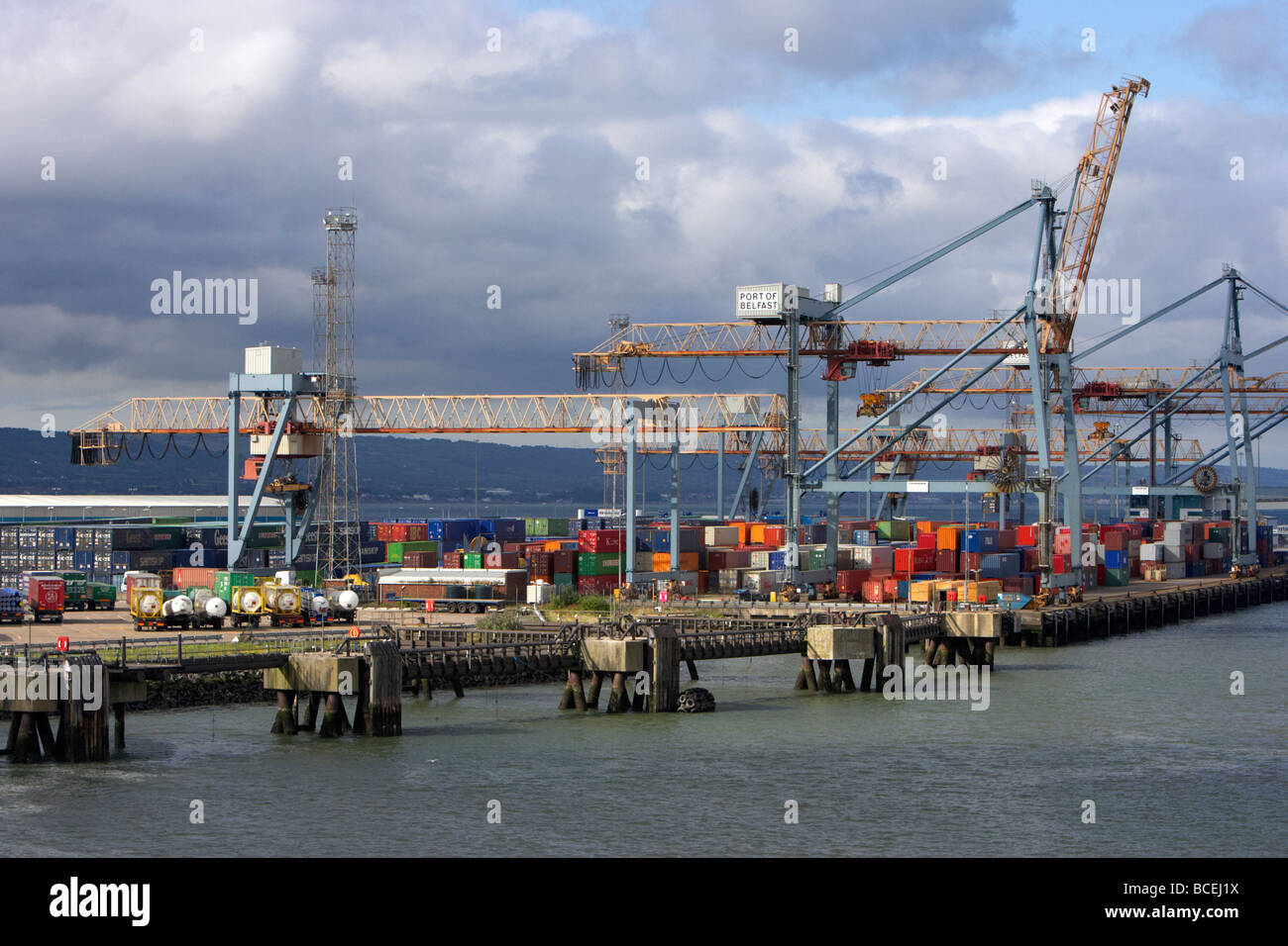 Container entladen Ladefläche im Hafen von Belfast Belfast Hafen Nordirland Großbritannien Europa Stockfoto