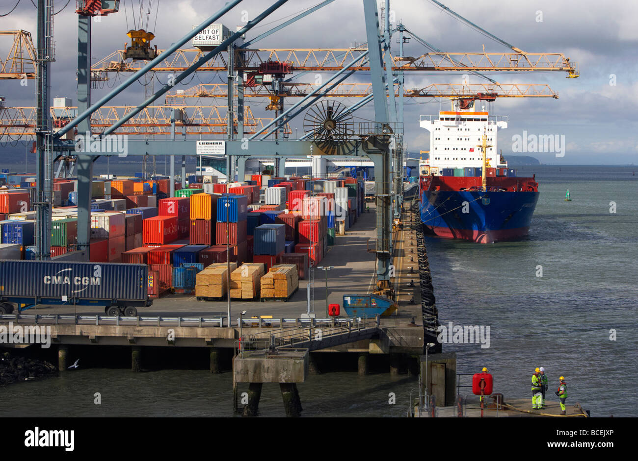 Frachter Wybelsum entladen Container im Hafen von Belfast Belfast Hafen Nordirland Großbritannien Europa Stockfoto