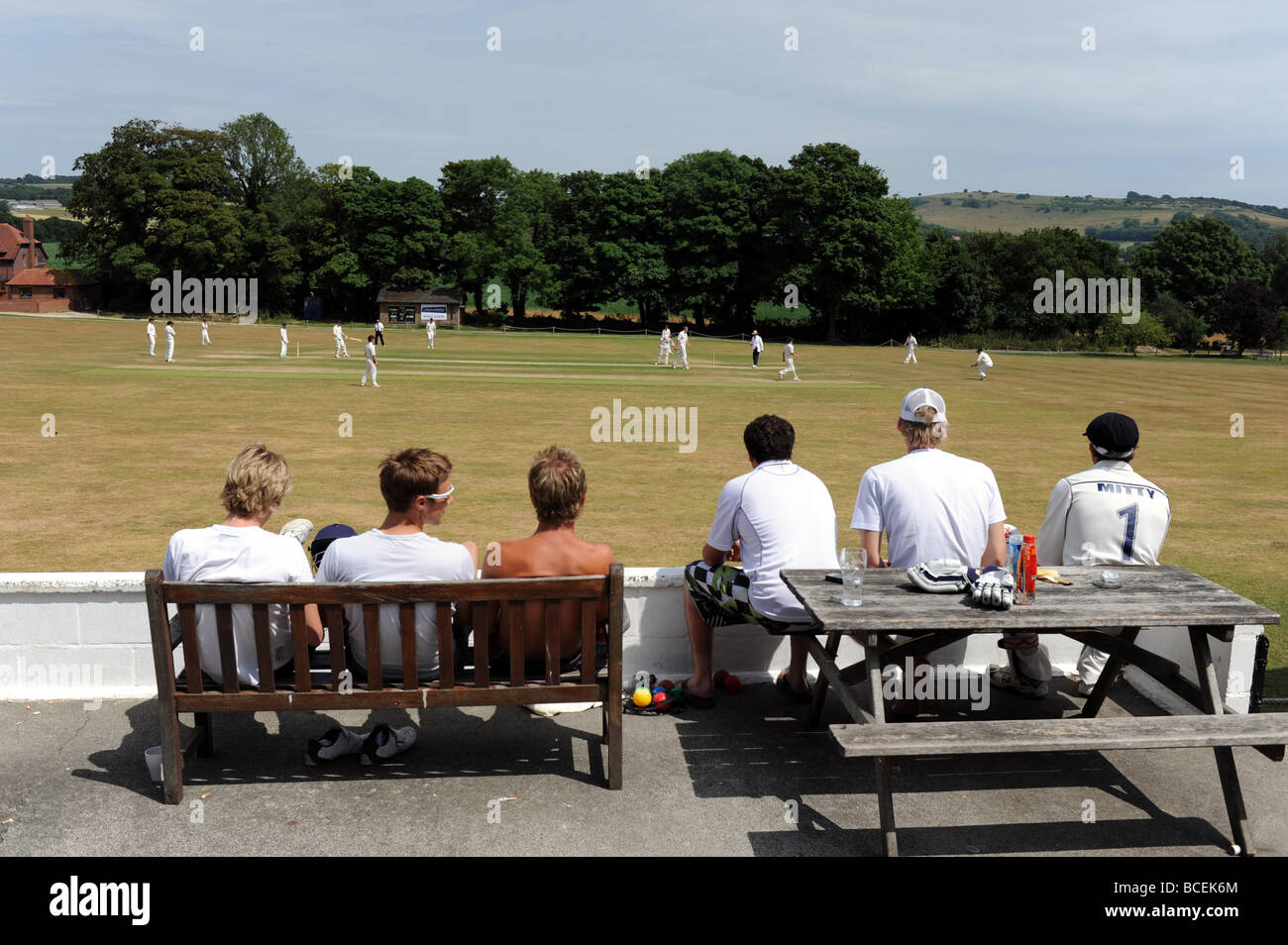 Aktion in der Sussex League Cricket match zwischen Findon und Slinfold auf den langen Furlong Boden am Fuße der South Downs Stockfoto