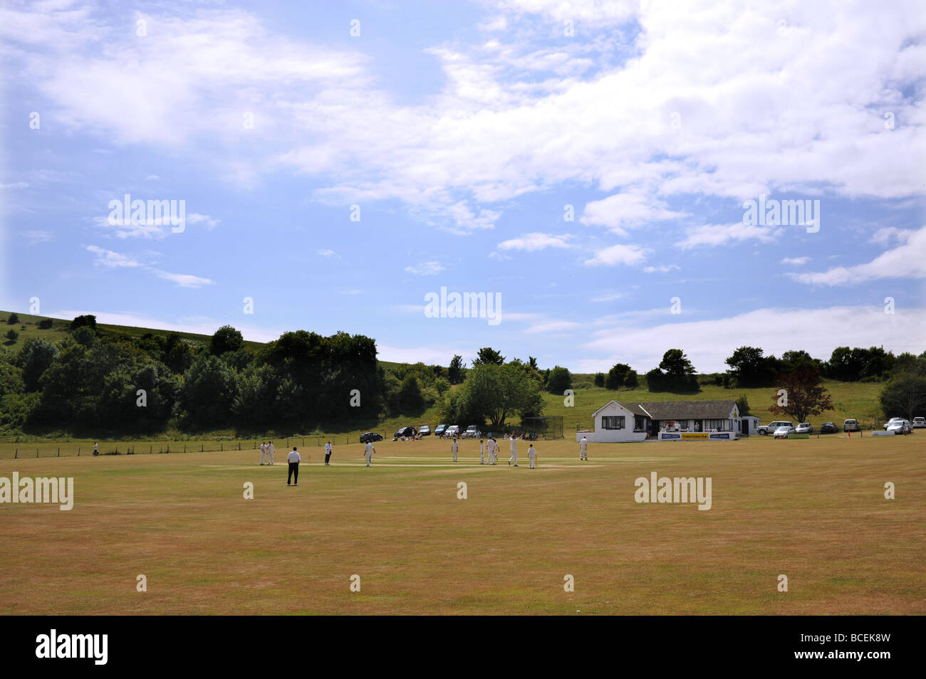 Aktion in der Sussex League Cricket match zwischen Findon und Slinfold auf den langen Furlong Boden am Fuße der South Downs Stockfoto