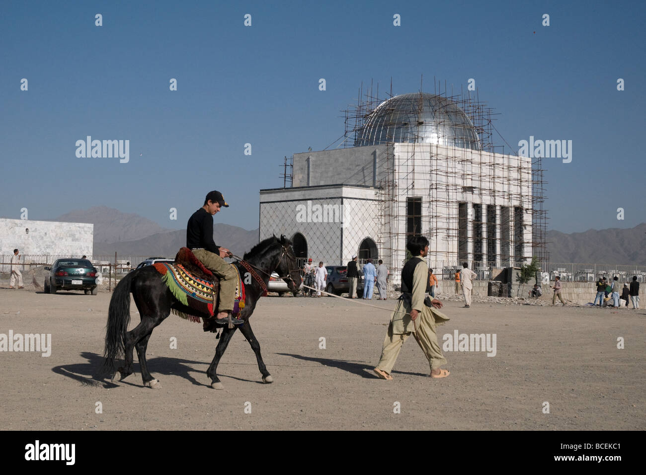 In Kabul das gewölbte Grab des jüngsten afghanischen Könige in Reparatur, ist Kulisse für Wochenende Pony reitet und kite fliegen Stockfoto