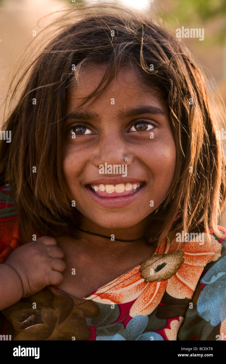 Young Smiling Indian Girl mit bunten blumigen Kleid, Thar-Wüste, in der Nähe von Jaisalmer, Rajasthan Zustand, Indien. Stockfoto