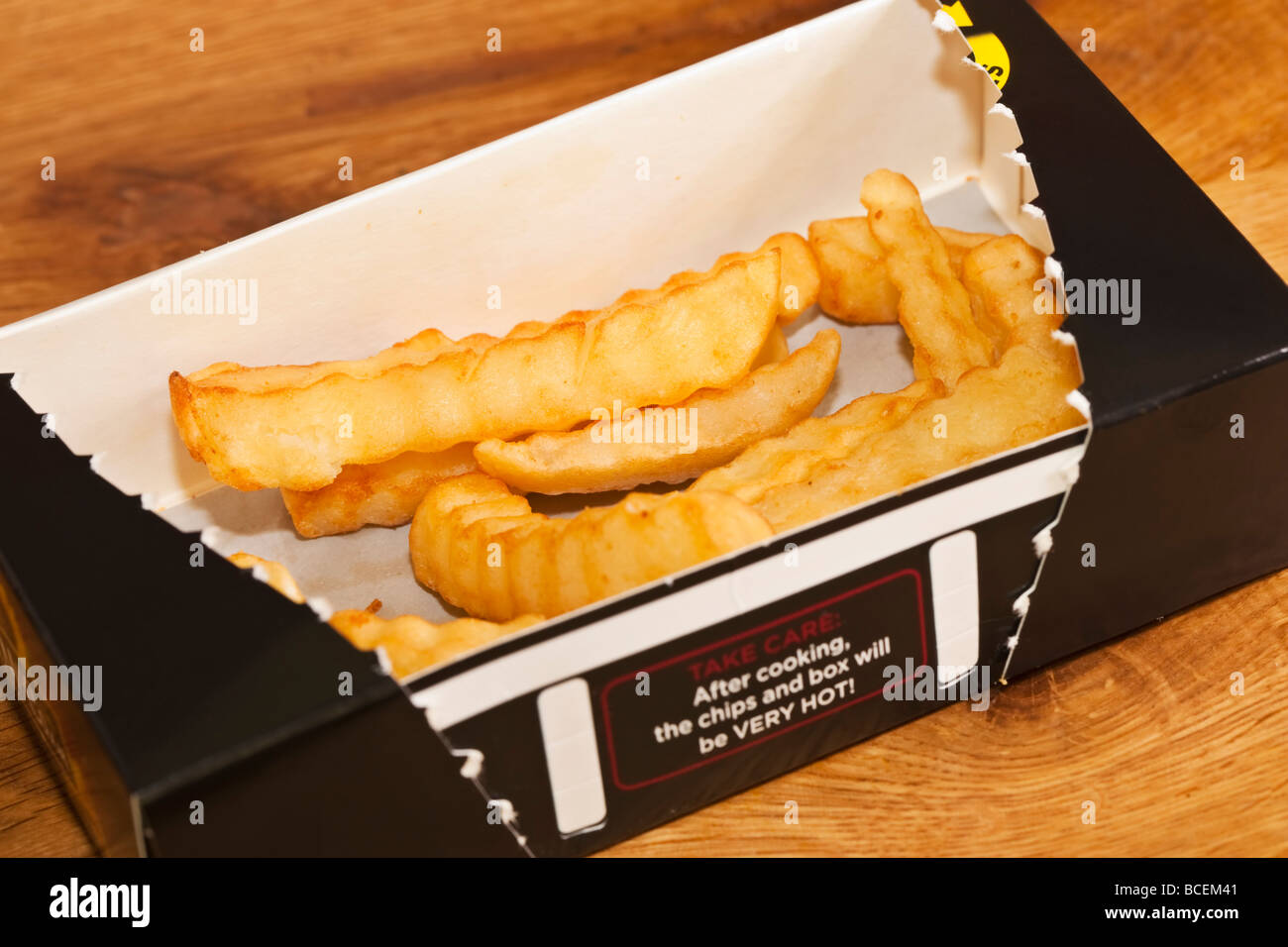 Schachtel mit McCain Micro-Chips eine mikrowellengeeignete Kartoffelchip Produkt gekocht und Essen Stockfoto