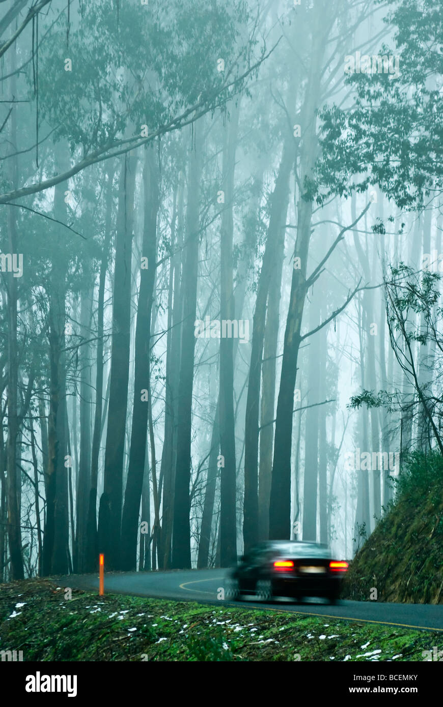 Ein Auto bricht stark während eine engen Berg Biegung zu verhandeln. Stockfoto