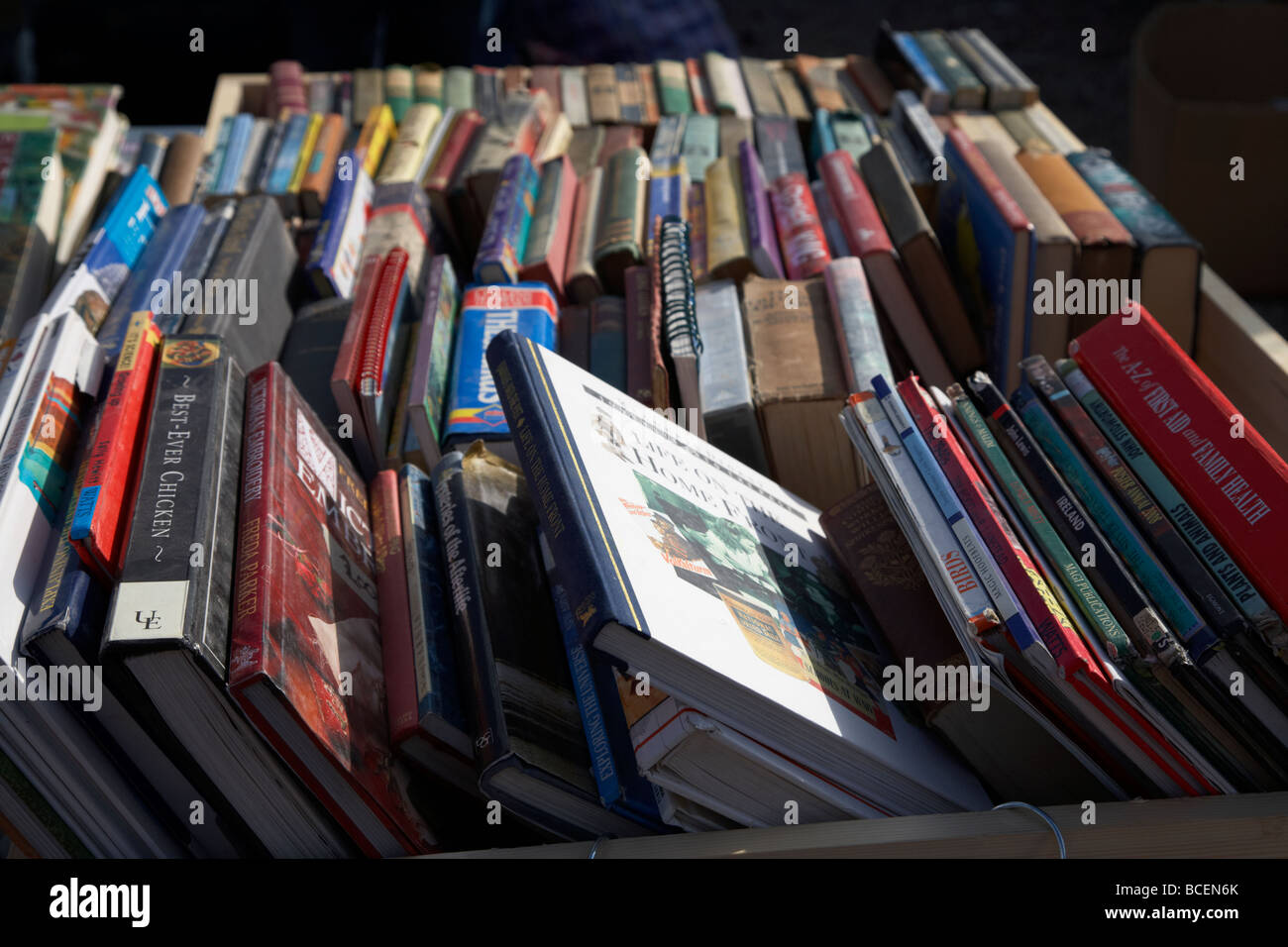 2nd Hand Bücher auf einen Stand auf einem Flohmarkt in Herzinfarkt Nordirland Vereinigtes Königreich Stockfoto