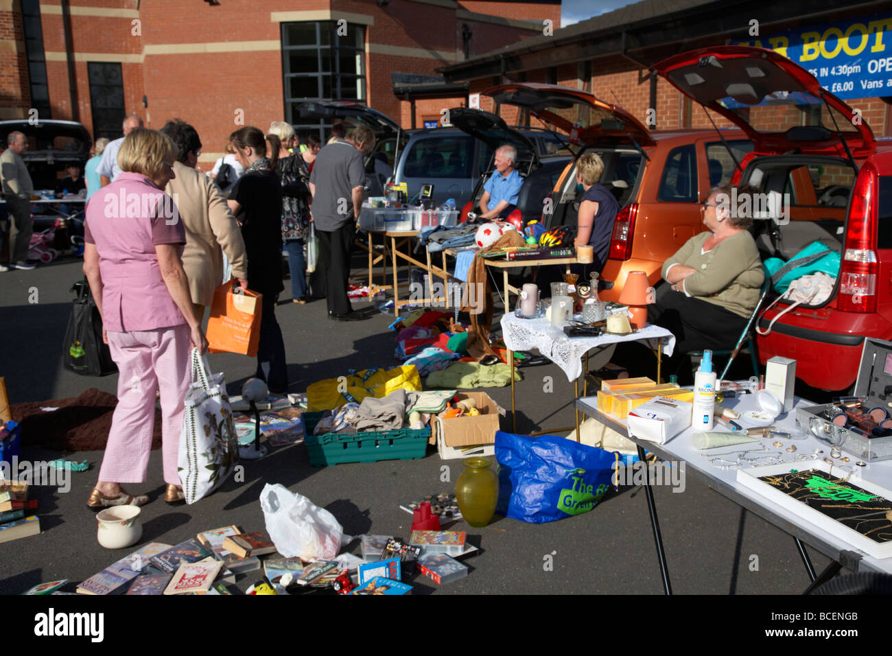 Menschen Surfen auf einem Flohmarkt in Herzinfarkt Nordirland Vereinigtes Königreich Stockfoto