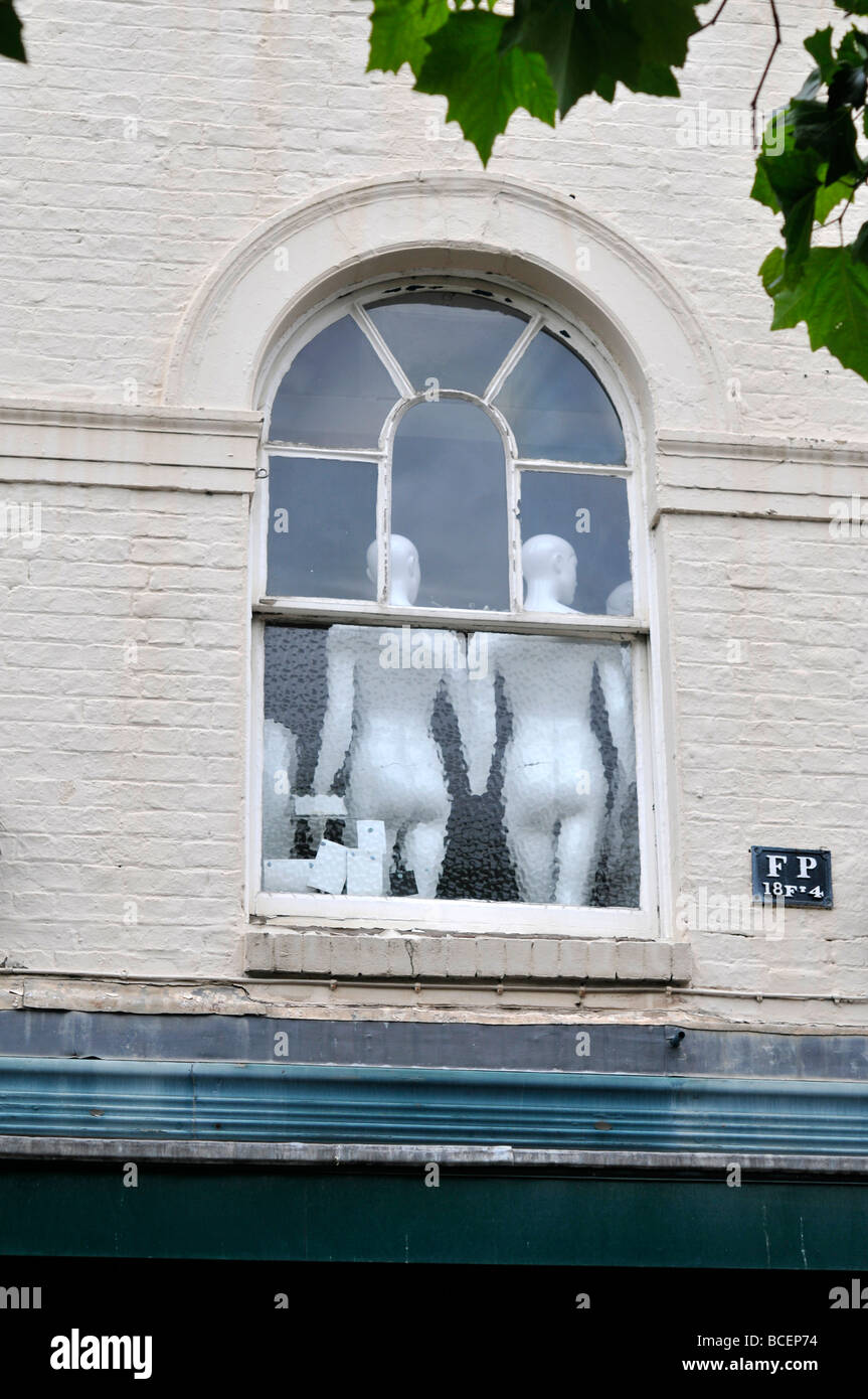 Dummy Manequin Shop Fenster Speicher ausgezogen gespeicherten ungenutzte Gebäude ausgezogen Stockfoto