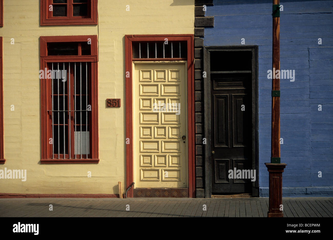 Details zu historischen Holzhäusern und Türöffnungen in der Baquedano Street, Iquique, Chile Stockfoto