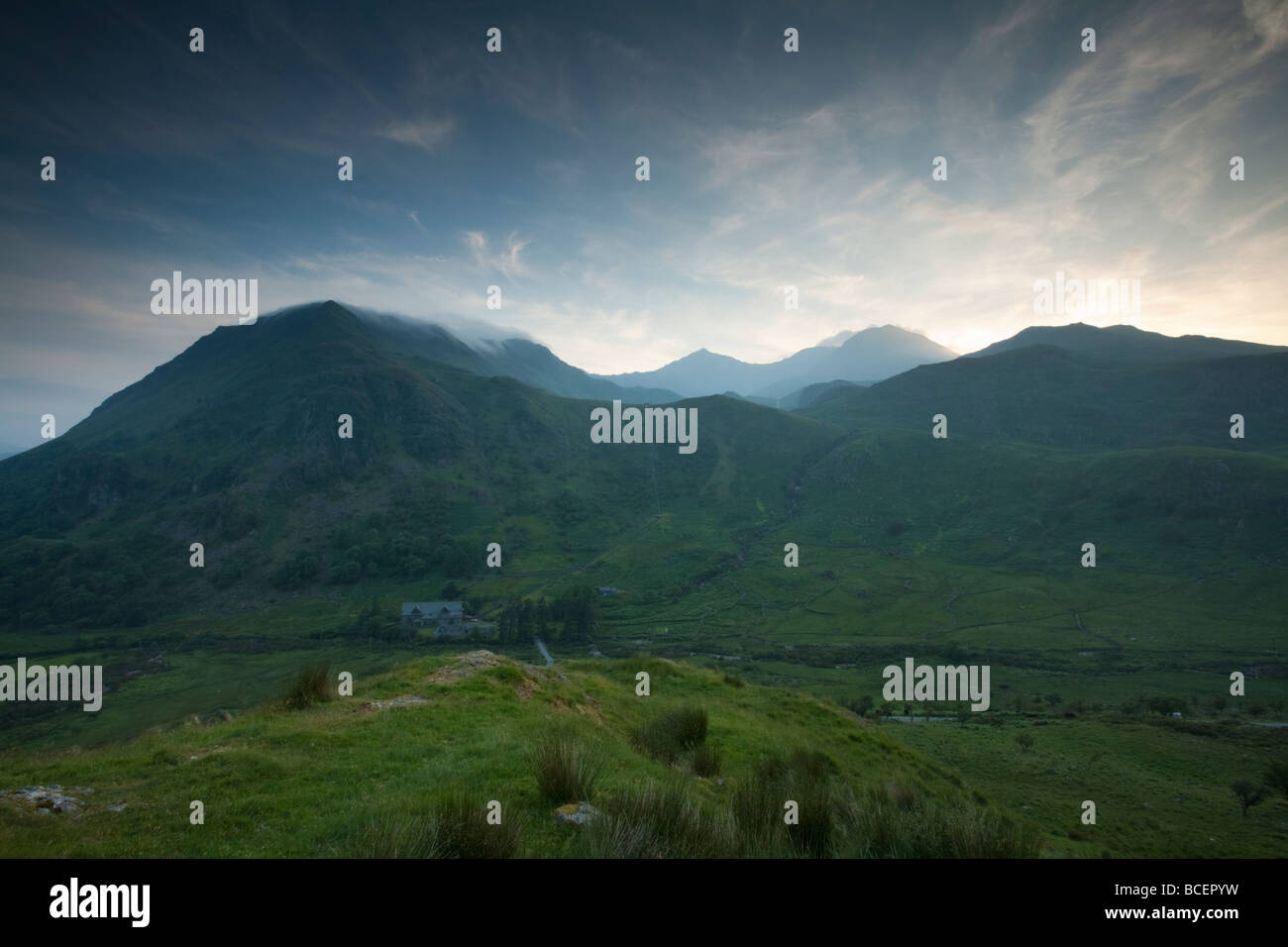 Sonnenuntergang über die Snowdon Mountain Range vom Beddgelert Straße Parkplatz in der Nähe von Llanberis Pass, Snowdonia, Nord-Wales Stockfoto