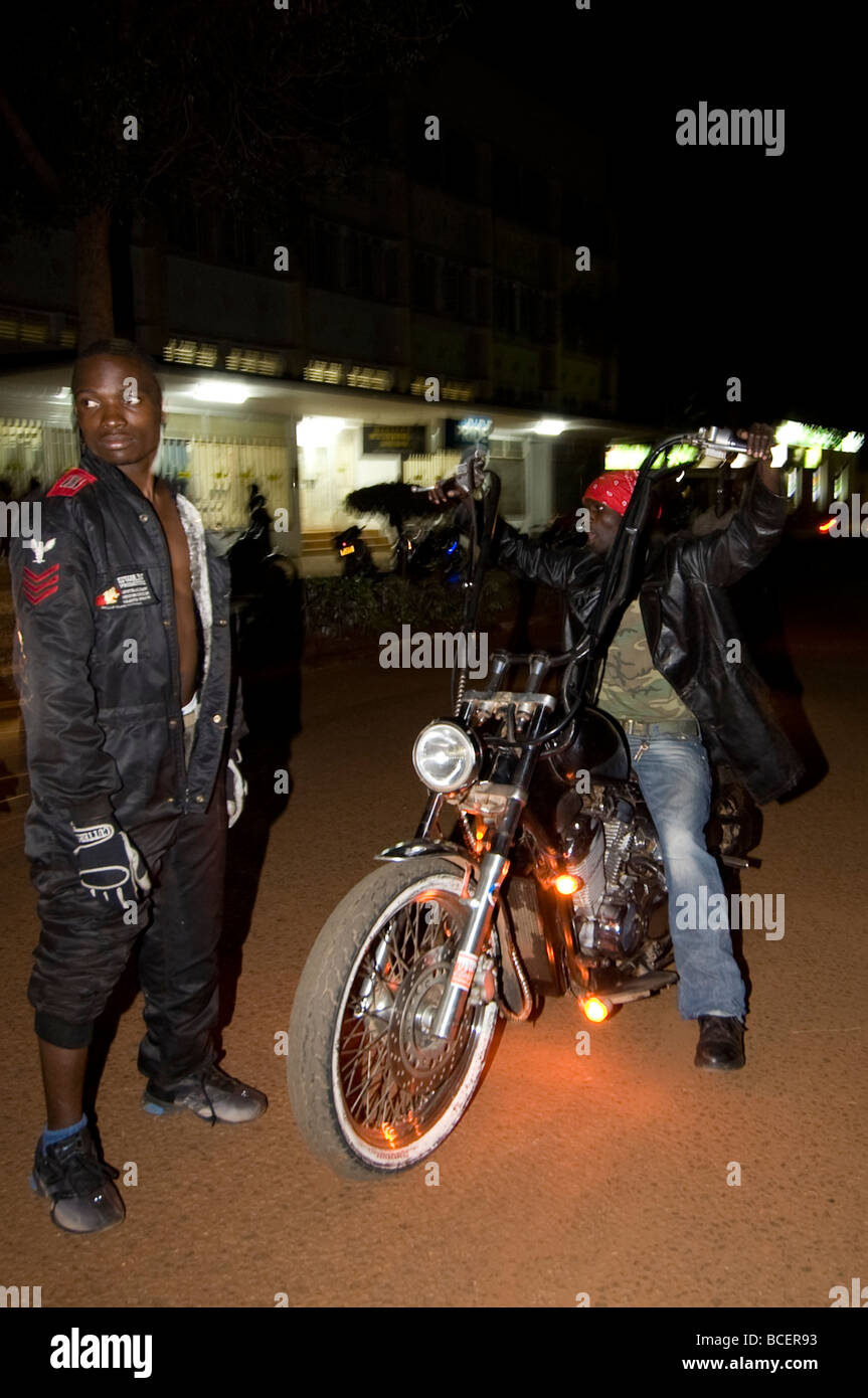 Afrikanische Motorrad-Bande in der Innenstadt von Jinja, Uganda Stockfoto