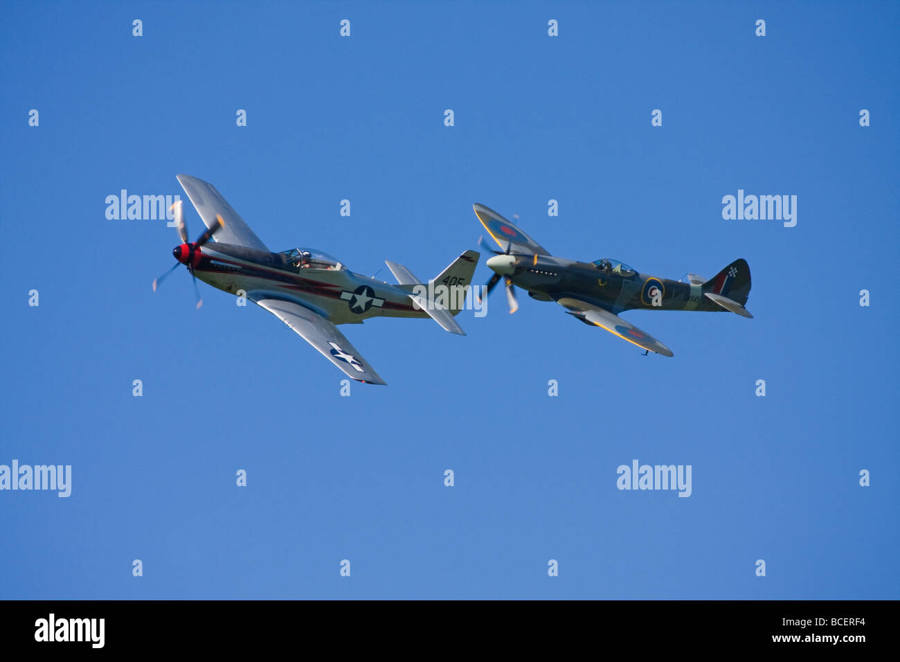 Alten Spitfire und Mustang Propeller Flugzeuge bei einer airshow Stockfoto