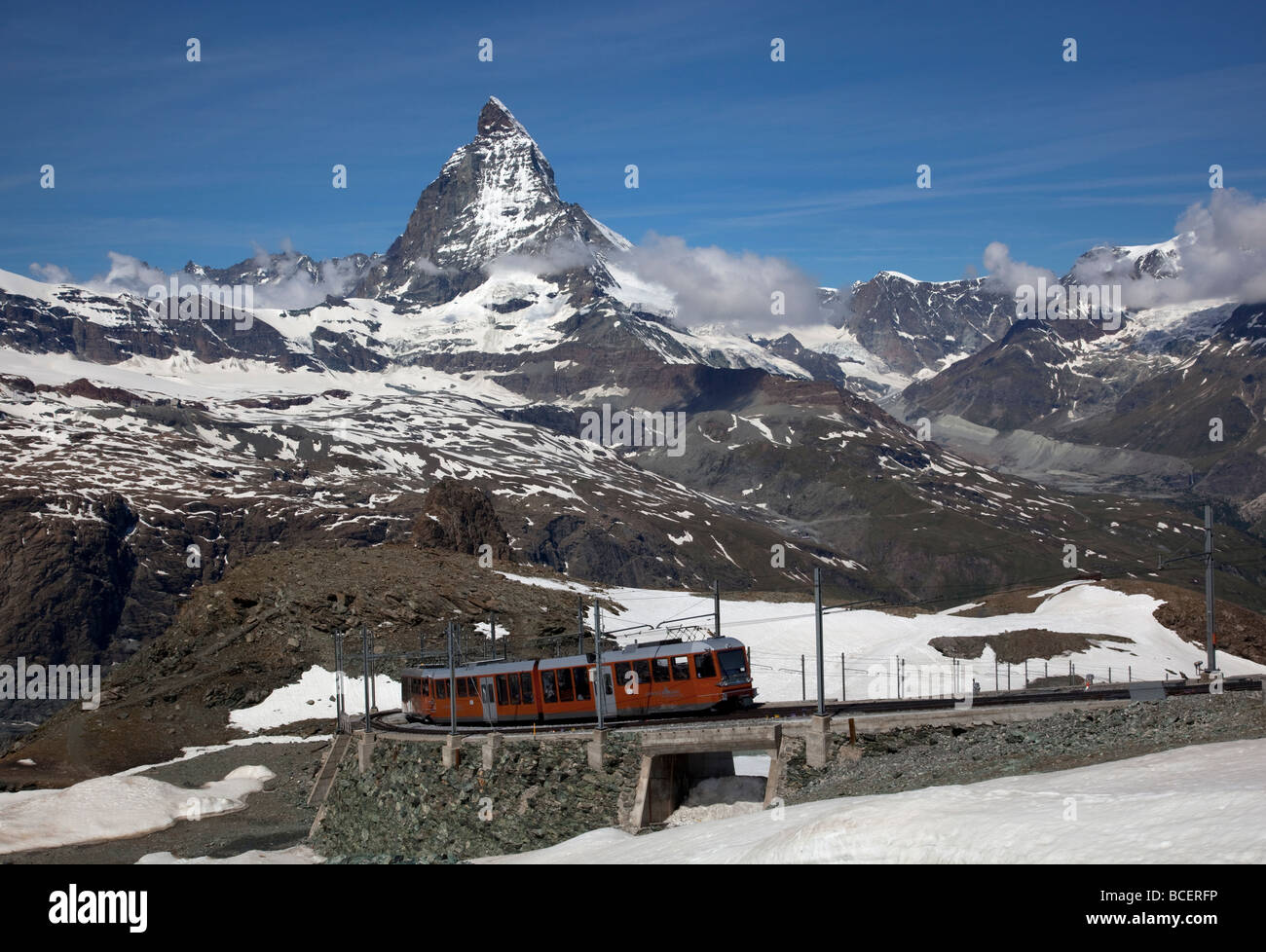 Blick Matterhorn Berg mit der berühmten Gornergrat Bahn Matterhorn-Bahn im Vordergrund, Zermatt, Schweiz, Europa Stockfoto
