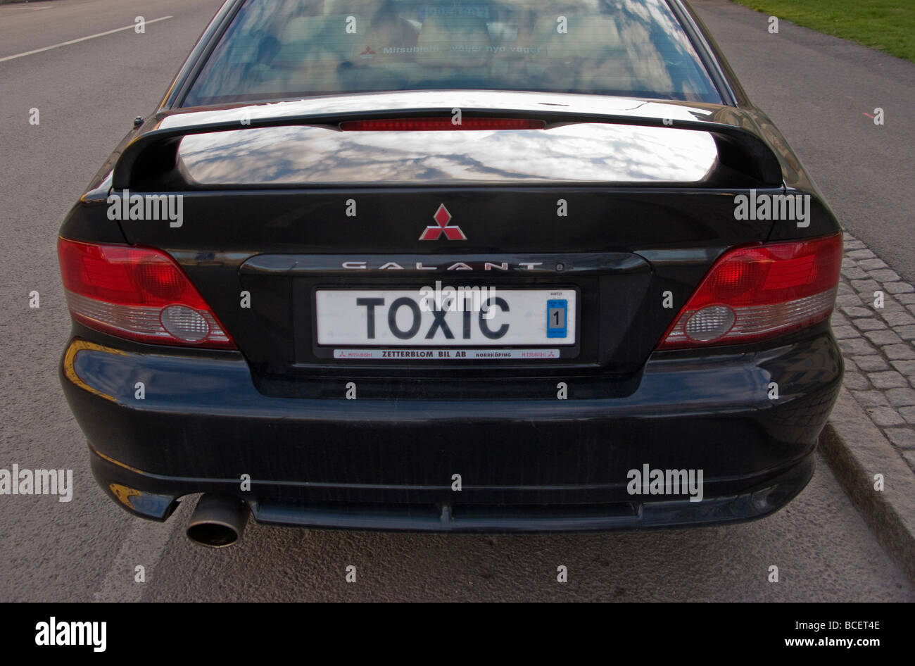 Ein Auto mit einem Nummernschild, das toxische sagt Stockfoto