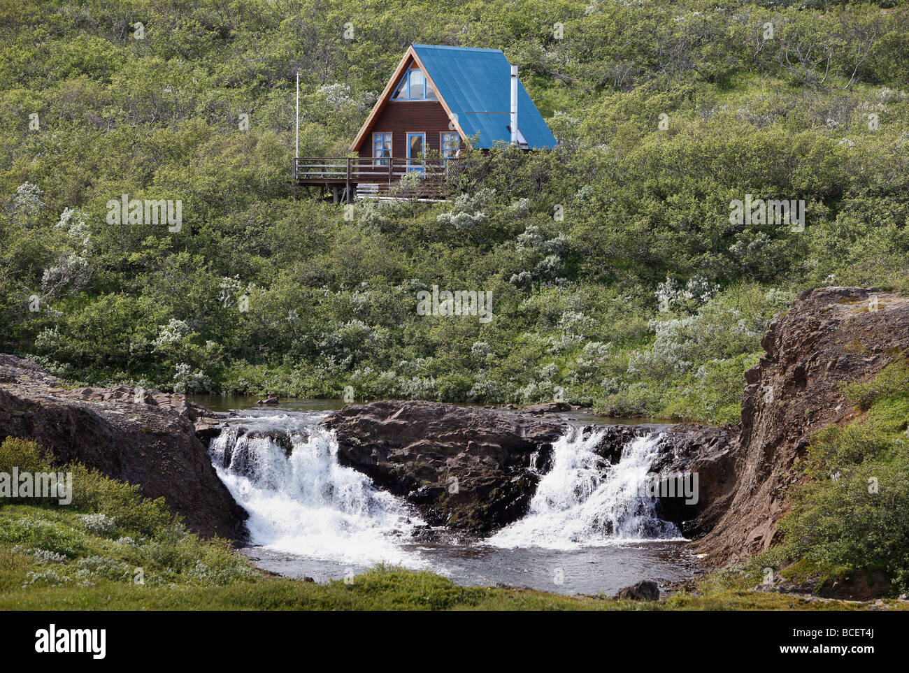 Eine a-förmige Ferienhaus von einem Wasserfall im Nordosten Islands Stockfoto