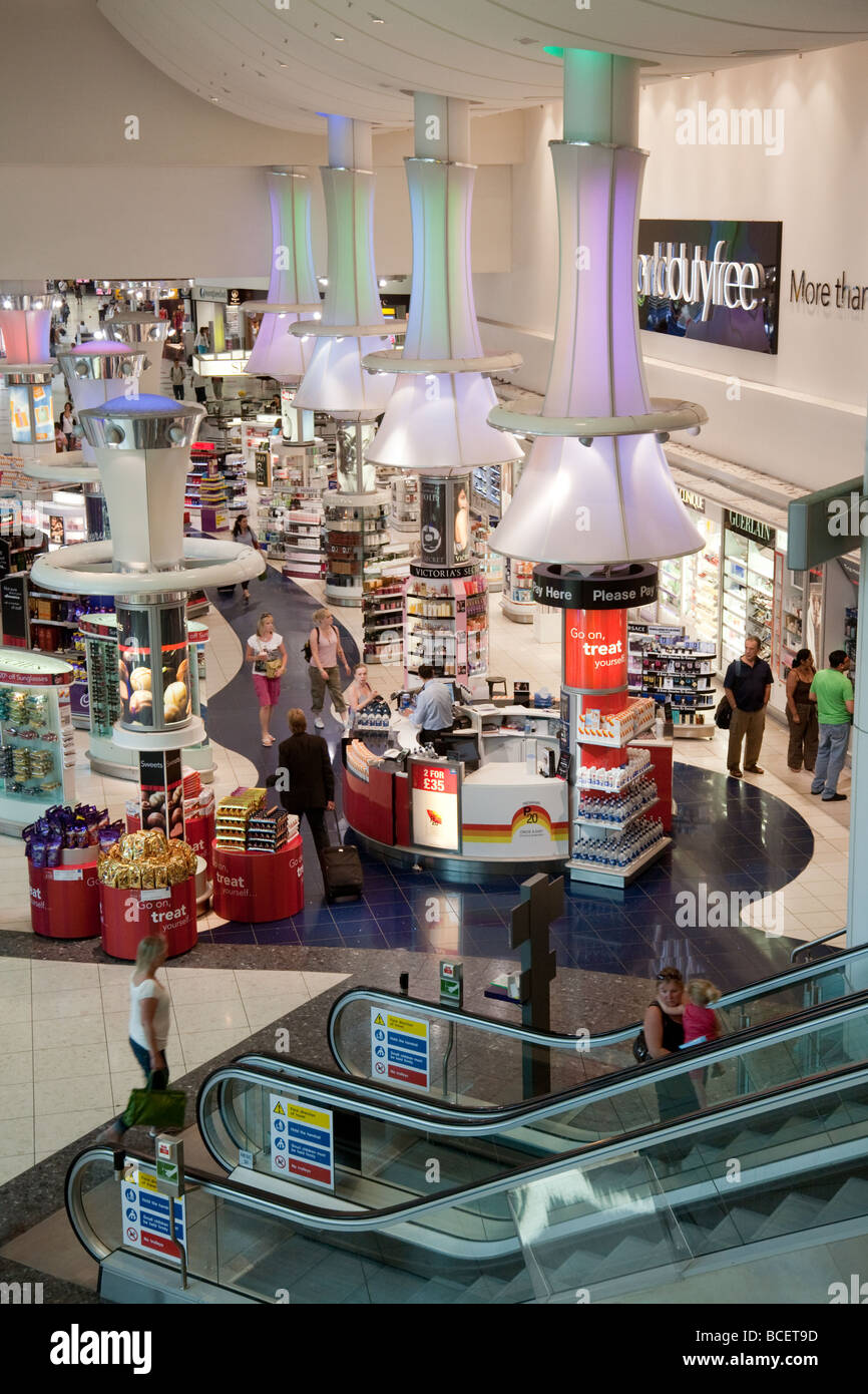 Passagiere im Duty Free Shop, Abfahrten, North terminal Gatwick Flughafen, Vereinigtes Königreich Stockfoto