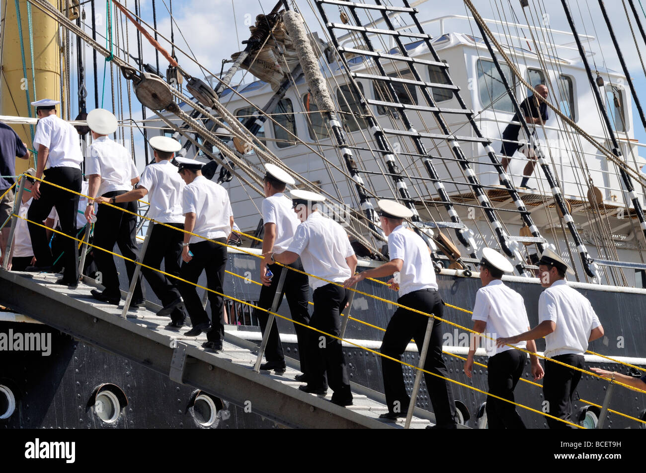 Russische Matrosen einsteigen Großsegler Krusenschtern Stockfoto