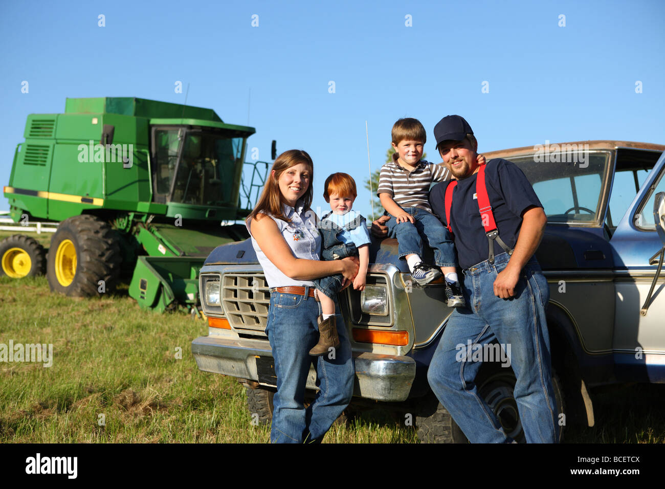 Bauer mit Familie von Pickup-truck Stockfoto