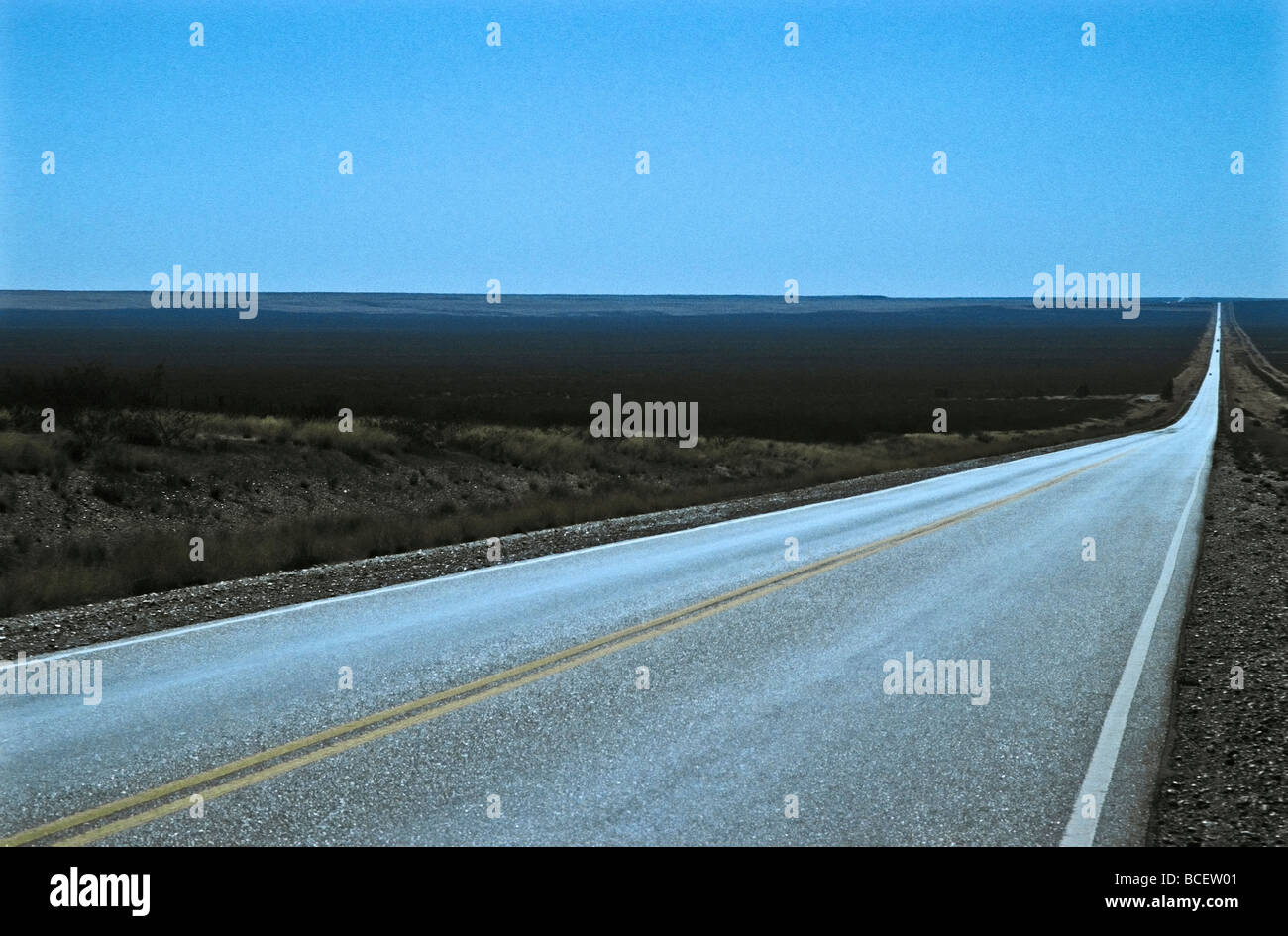 Einer schnurgeraden Autobahn überqueren die weite patagonische Steppe. Stockfoto