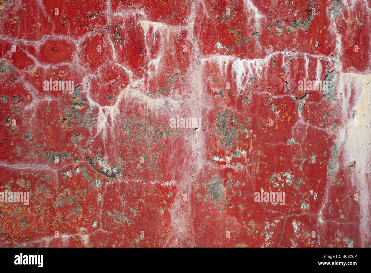 Rot schmutzig geknackt Betonwand Hintergrund mit Flecken Stockfoto
