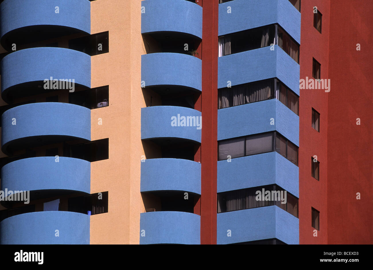 Detail eines farbenfrohen modernen Hochhauswohnungen / Wolkenkratzers, Iquique, Chile Stockfoto