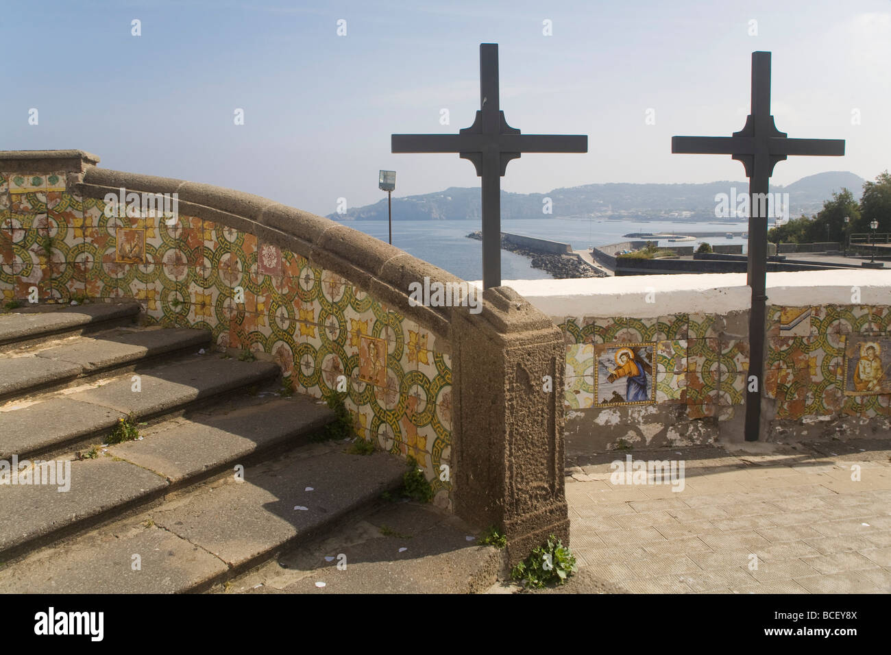 Kirche von Soccorso,2 Kreuze und Mosaikwände, Forio, Ischia, Italien Stockfoto