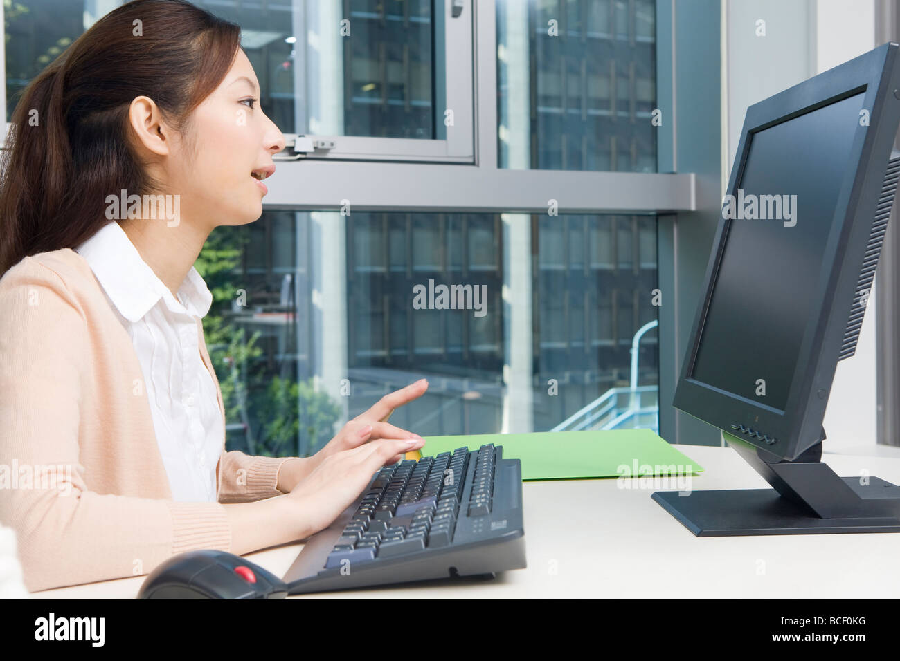Junge Frau, die Computer-display Stockfoto