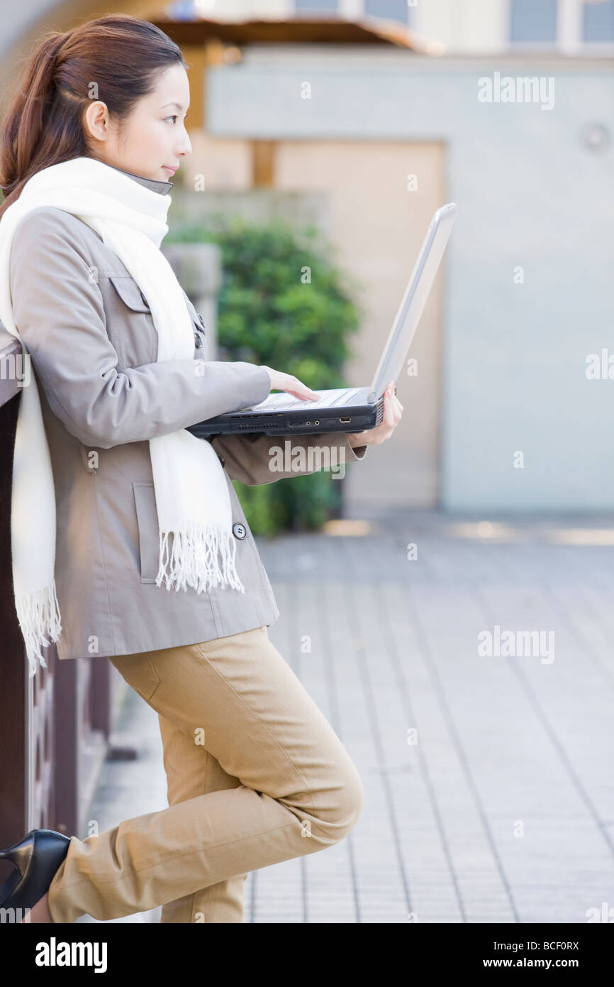 Junge Frau mit Notebook-computer Stockfoto