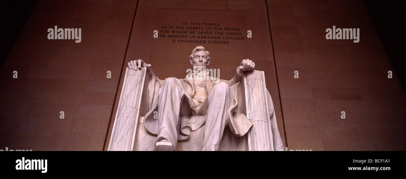Eine Statue von Abraham Lincoln sitzt stolz in das Lincoln Memorial. Stockfoto