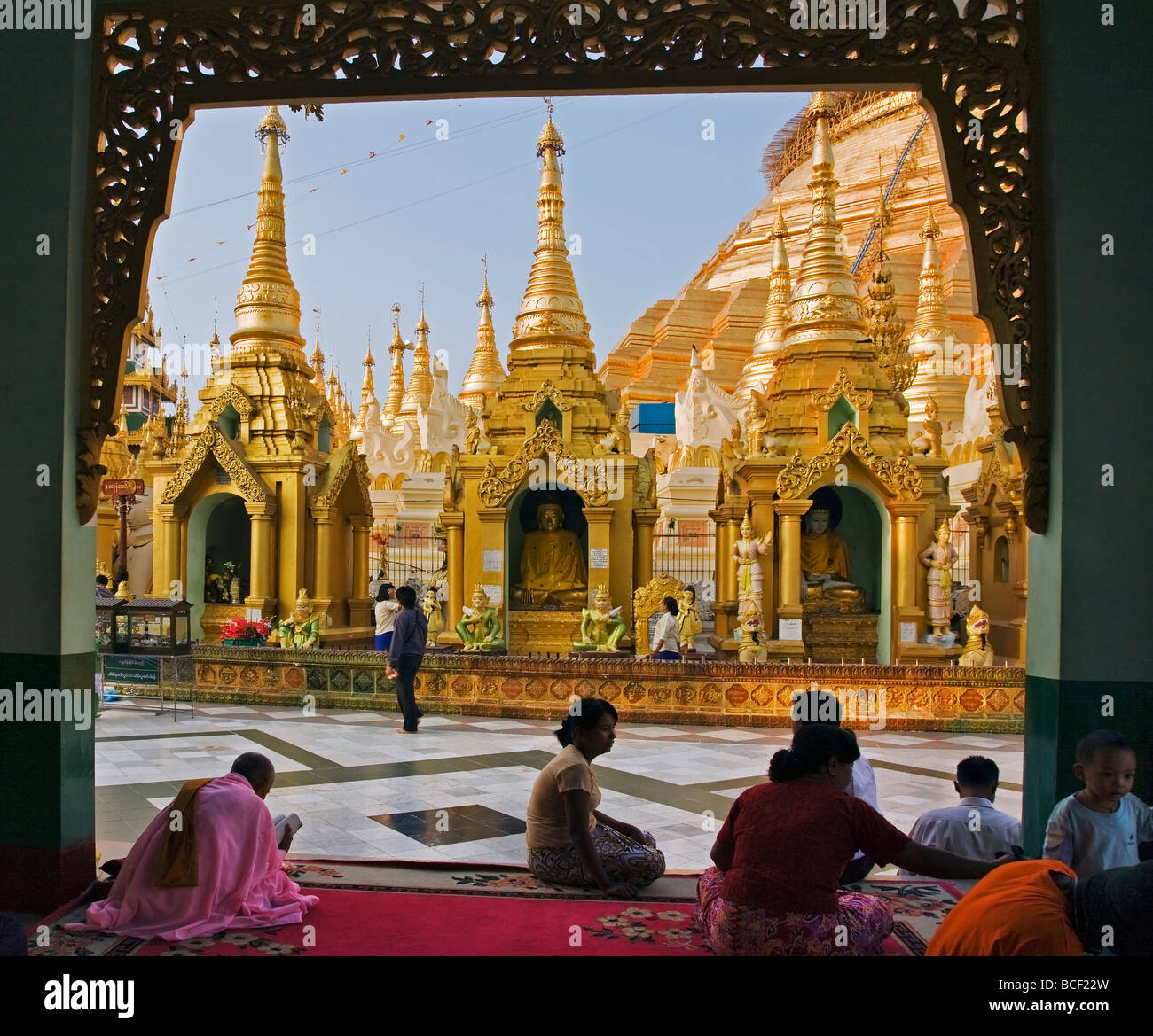 Myanmar, Burma, Yangon. Gläubige Buddhisten beten in die kleine Stupas, Tempeln, Schreinen an der Shwedagon Golden Tempel. Stockfoto