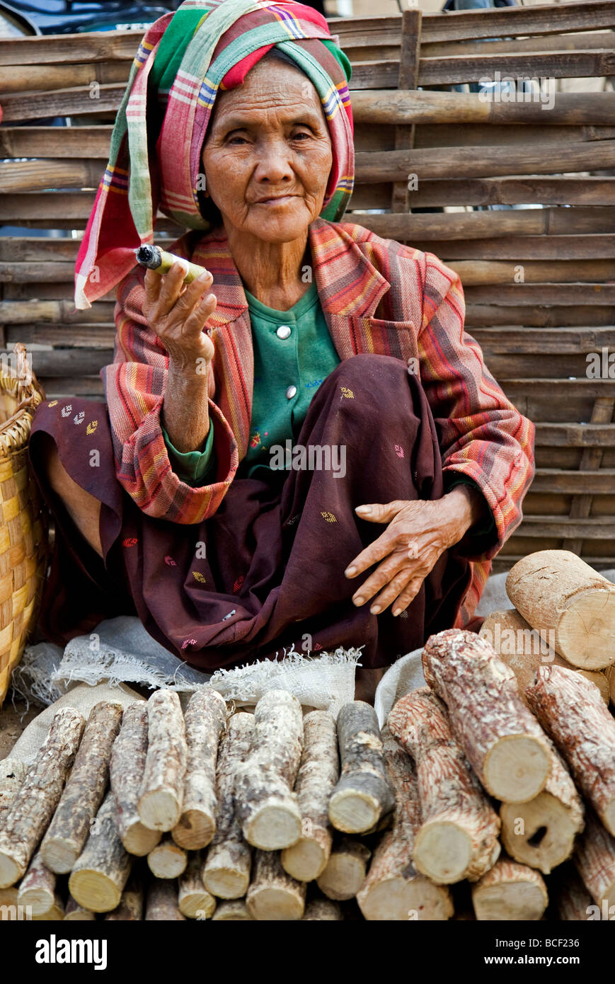 Myanmar. Burma. Nyaung U. Eine alte Frau raucht eine lokale Cheroot, wie sie Thanahka verkauft Stockfoto