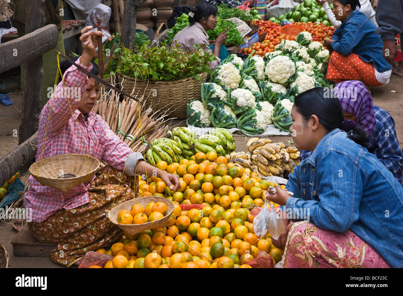 Myanmar. Burma. Nyaung U. Einen belebten Markt-Szene mit frischem Obst und Gemüse in Nyaung U. Stockfoto