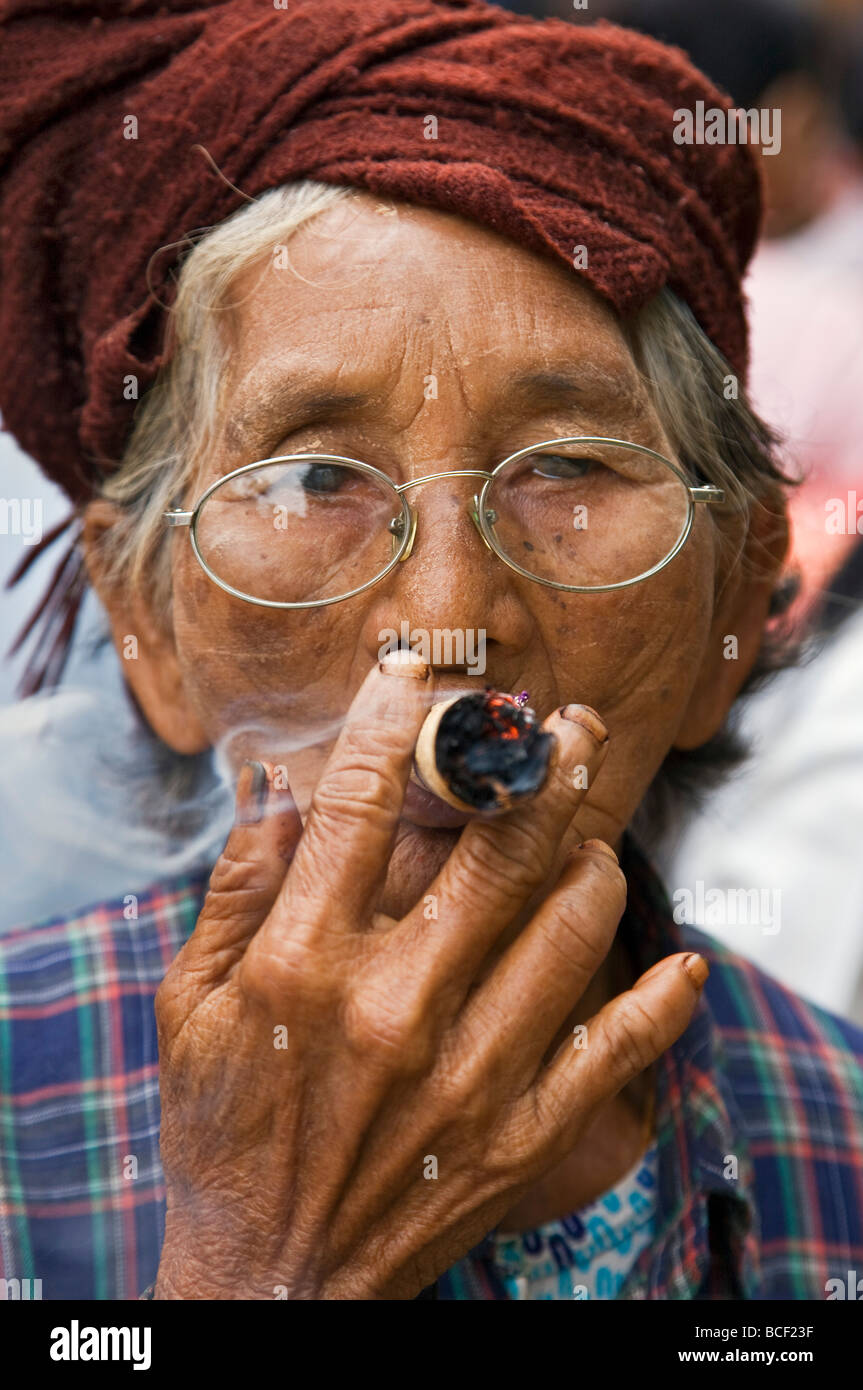 Myanmar. Burma. Nyaung U. Eine alte bebrillte Frau raucht eine lokale Cheroot in Nyaung U-Markt. Stockfoto