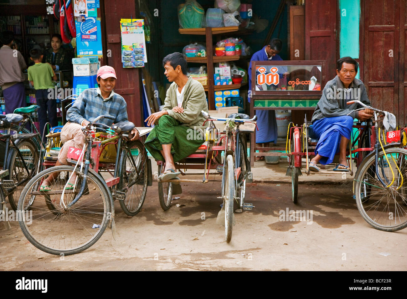 Myanmar. Burma. Nyaung U. Die Besitzer des Fahrrad-Taxis mit Beiwagen, bekannt als Fahrradrikschas, entspannen Sie sich in Nyaung U-Markt. Stockfoto