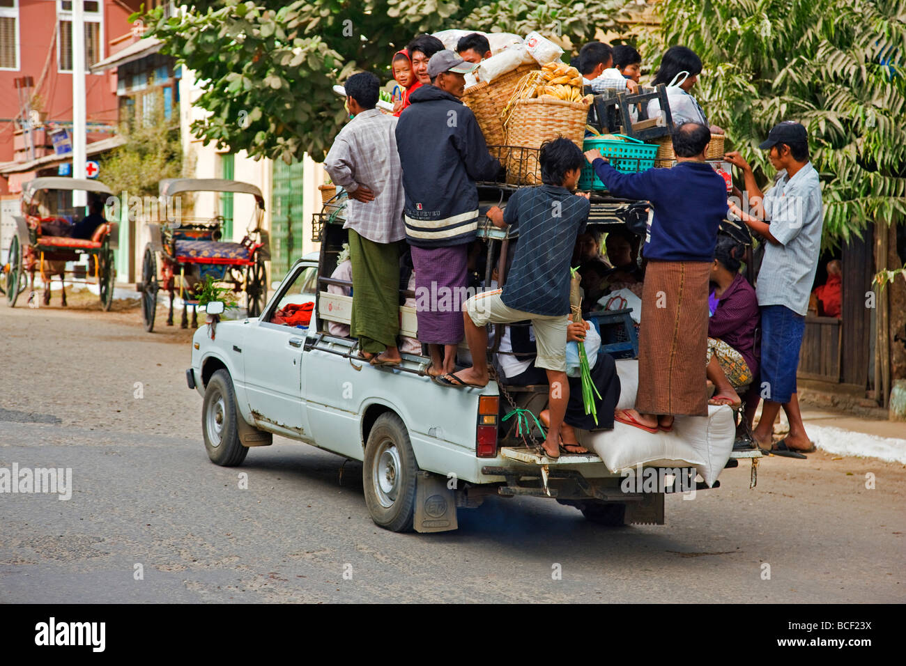 Myanmar. Burma. Nyaung U. Eine überladene Pick-up Fahrzeug Fähren Shopper und Bauern in ihre Häuser von Nyaung U-Markt. Stockfoto
