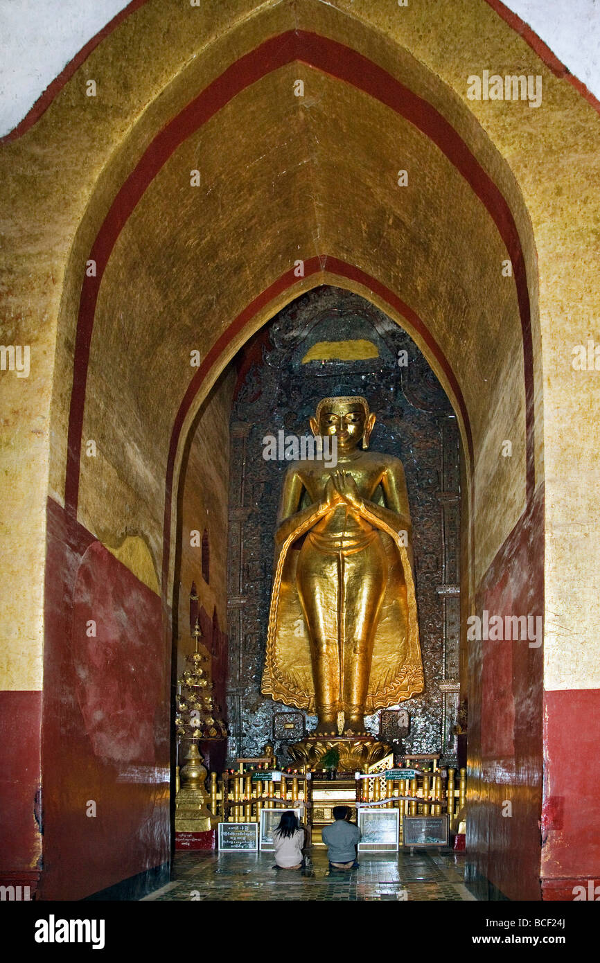Myanmar. Burma. Bagan. Eine riesige Statue des Buddha in der Ananda-Tempel in Bagan. Ein Meisterwerk der Architektur der Mon. Stockfoto