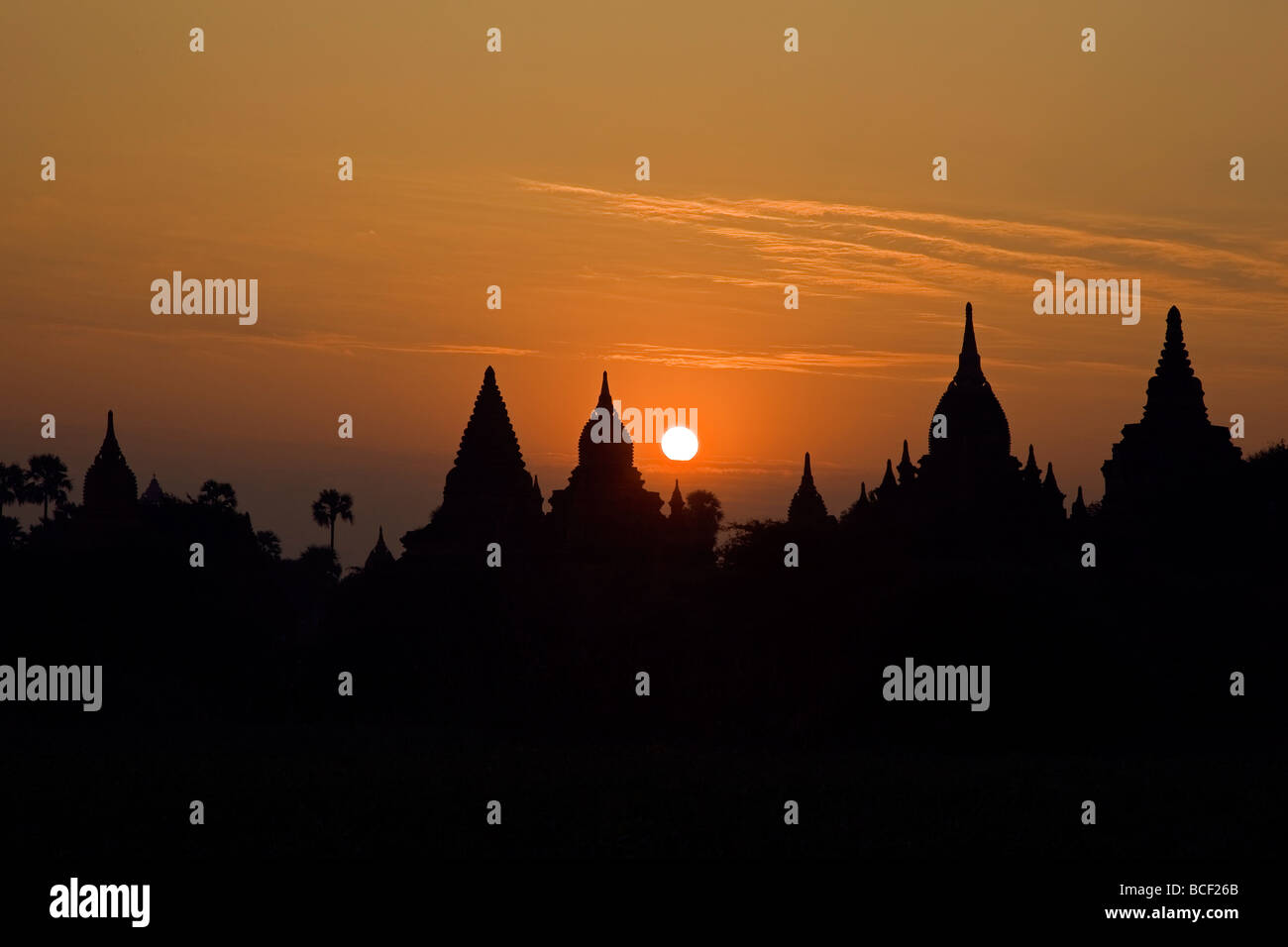 Myanmar. Burma. Bagan. Sonnenaufgang über dem alten buddhistischen Tempeln auf der zentralen Ebene von Bagan. 1044 gegründet. Stockfoto