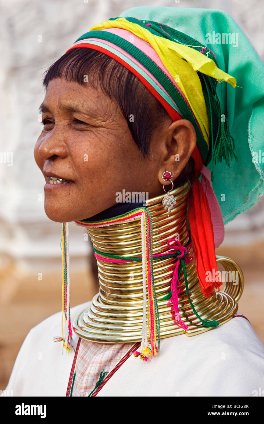 Myanmar, Burma, Lake Inle.  Eine Padaung-Frau aus der Karen Sub Stamm trägt eine traditionelle schwere Messing-Halskette Stockfoto
