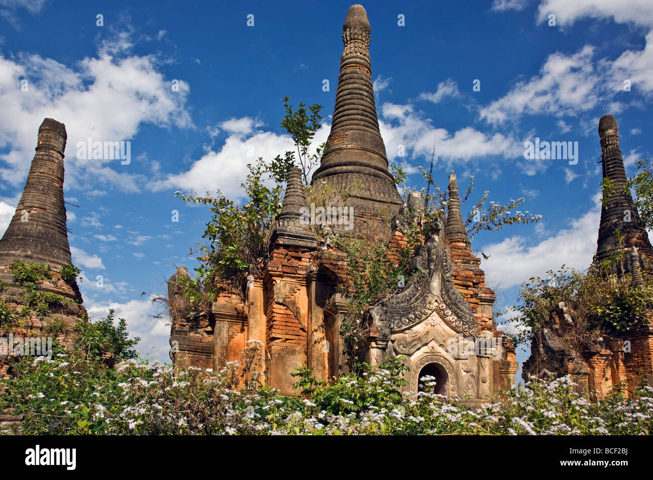 Myanmar, Burma, Lake Inle. Einige der alten buddhistischen Schreine und Stupas in der unrestaurierten Pagode Shwe Inn Tain. Stockfoto