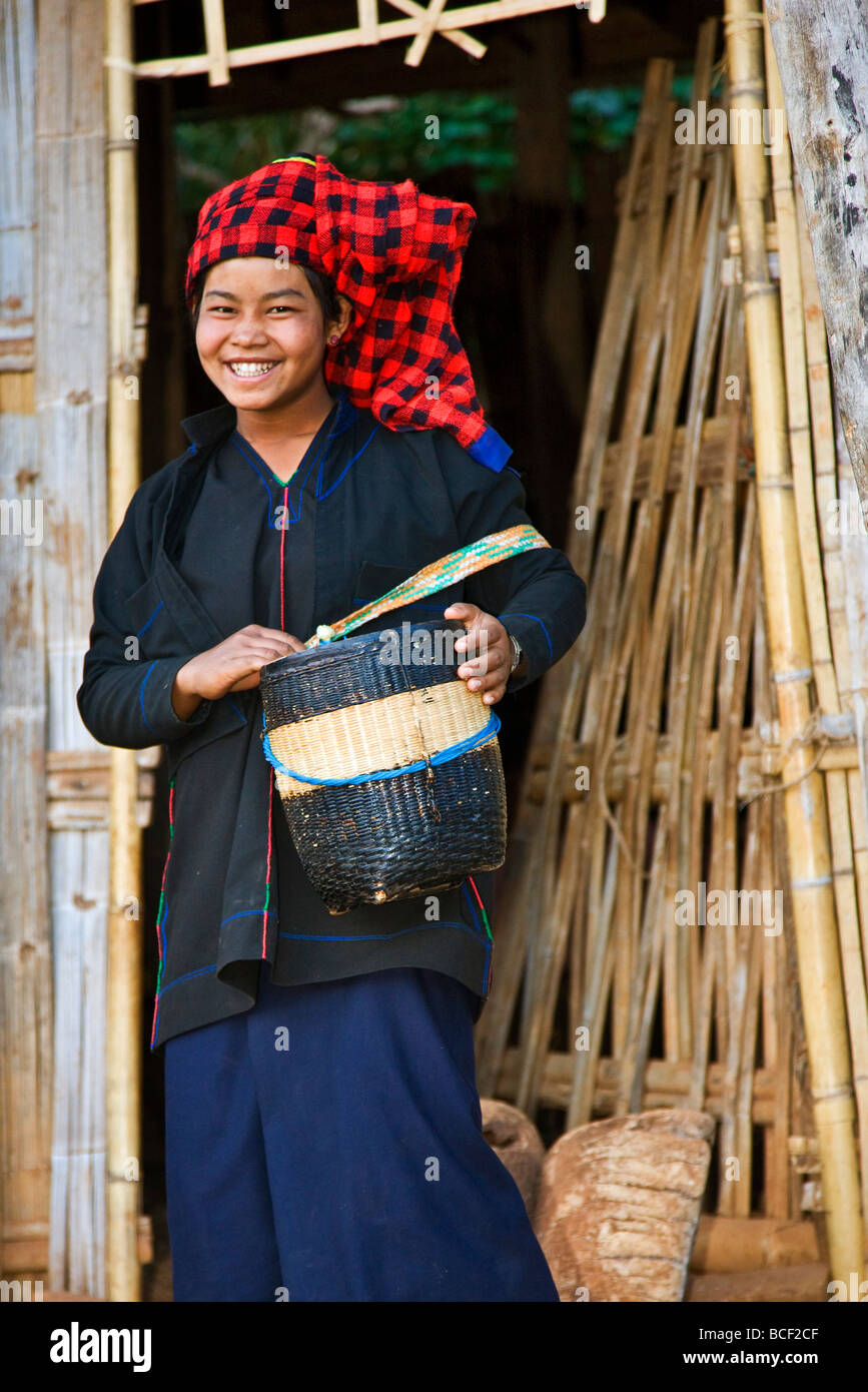 Myanmar, Burma, Lake Inle. Eine glückliche Frau Pa-O verlässt ihr Haus Kya-Toon Village ein geflochtenem Bambus Korb. Stockfoto