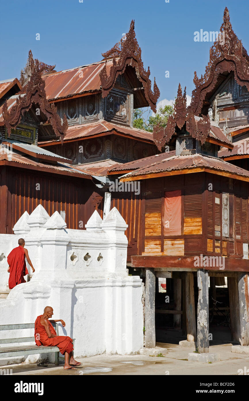 Myanmar. Burma. Nyaung Shwe. Die Mitte des 19. Jahrhunderts Shwe Yaunghwe Kloster vor den Toren Nyaung Shwe. Stockfoto