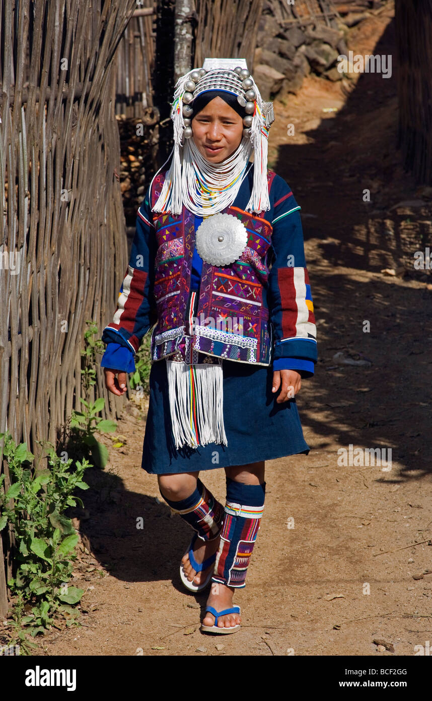 Myanmar, Burma, Namu-Op. Ein Akha Frau in Tracht mit einem Kopfschmuck aus Silber und Glasperlen. Stockfoto