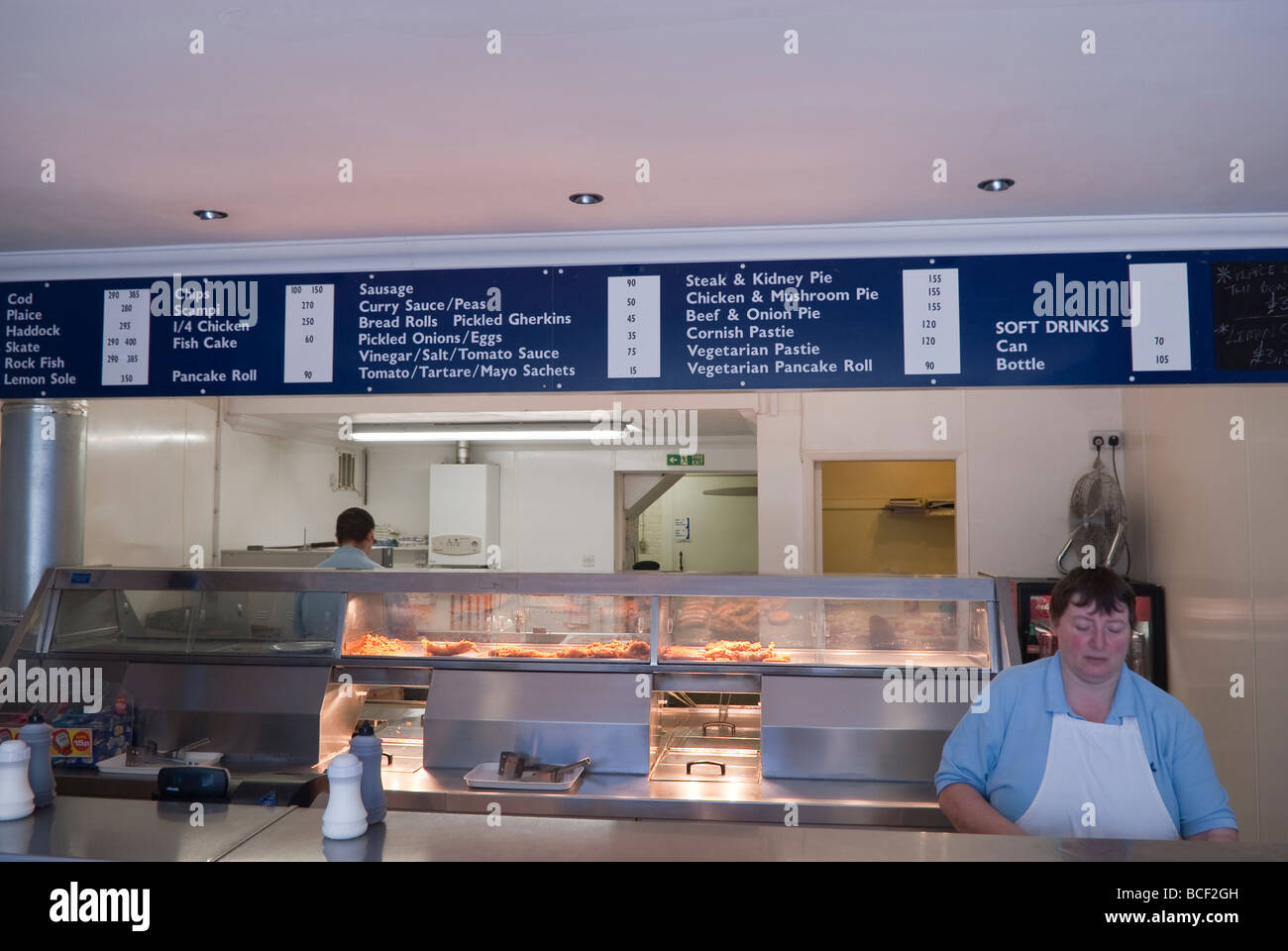 Ein Blick in einen britischen Fish &amp; Chips-Shop-Shop Stockfoto