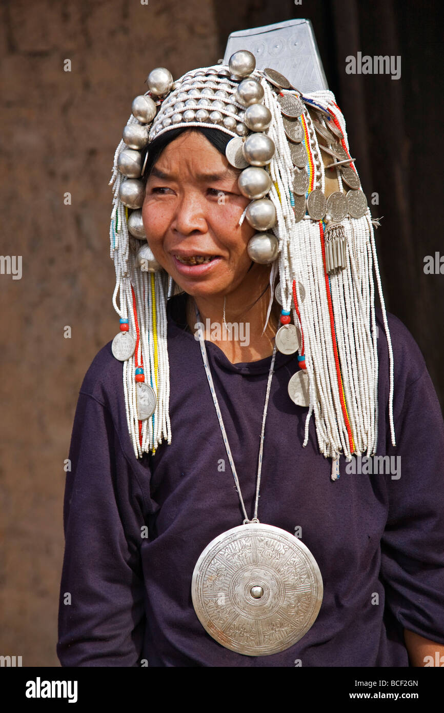 Myanmar, Burma, Namu-Op. Ein Akha Frau in Tracht mit einem Kopfschmuck und einen feinen Phè Gho Anhänger. Stockfoto