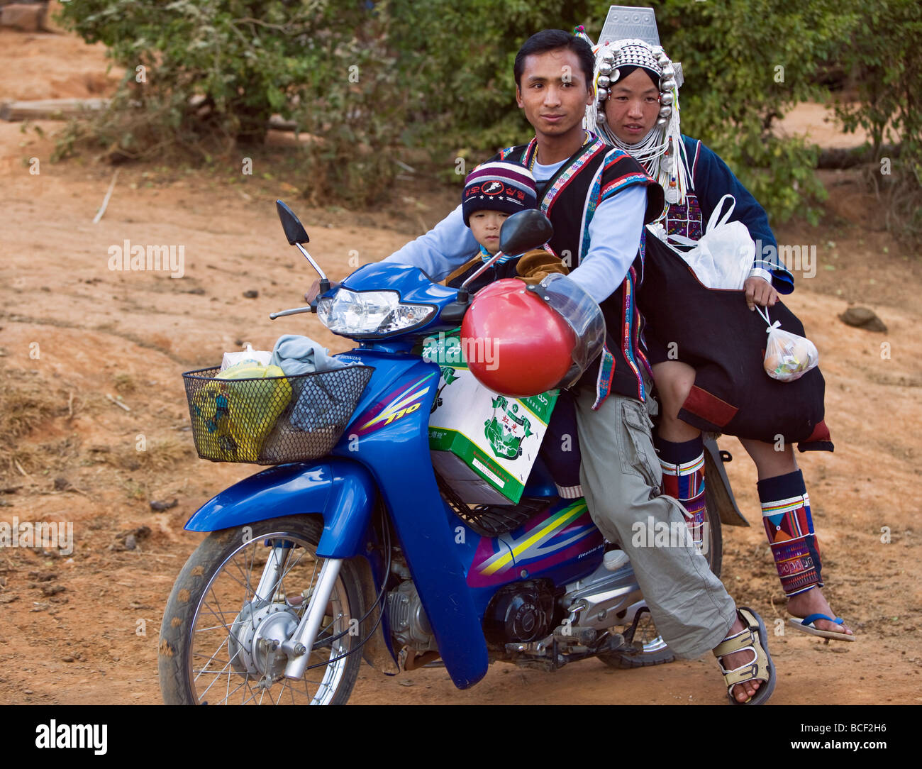 Myanmar, Burma, Namu-Op. Nur gelingt eine Akha-Familie mit Gepäck auf einem Motorrad in der Nähe von Namu-Op Dorf fahren. Stockfoto