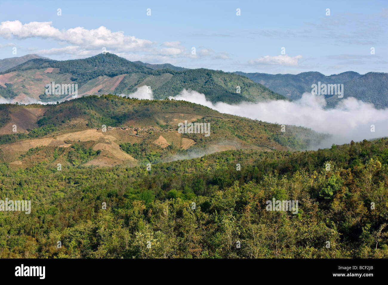 Myanmar, Burma, Kengtung. Niedrige Wolken umarmen die Täler der Loi Pfanne Gähnen Hügel auf 2.200 Meter über dem Meeresspiegel zu steigen. Stockfoto