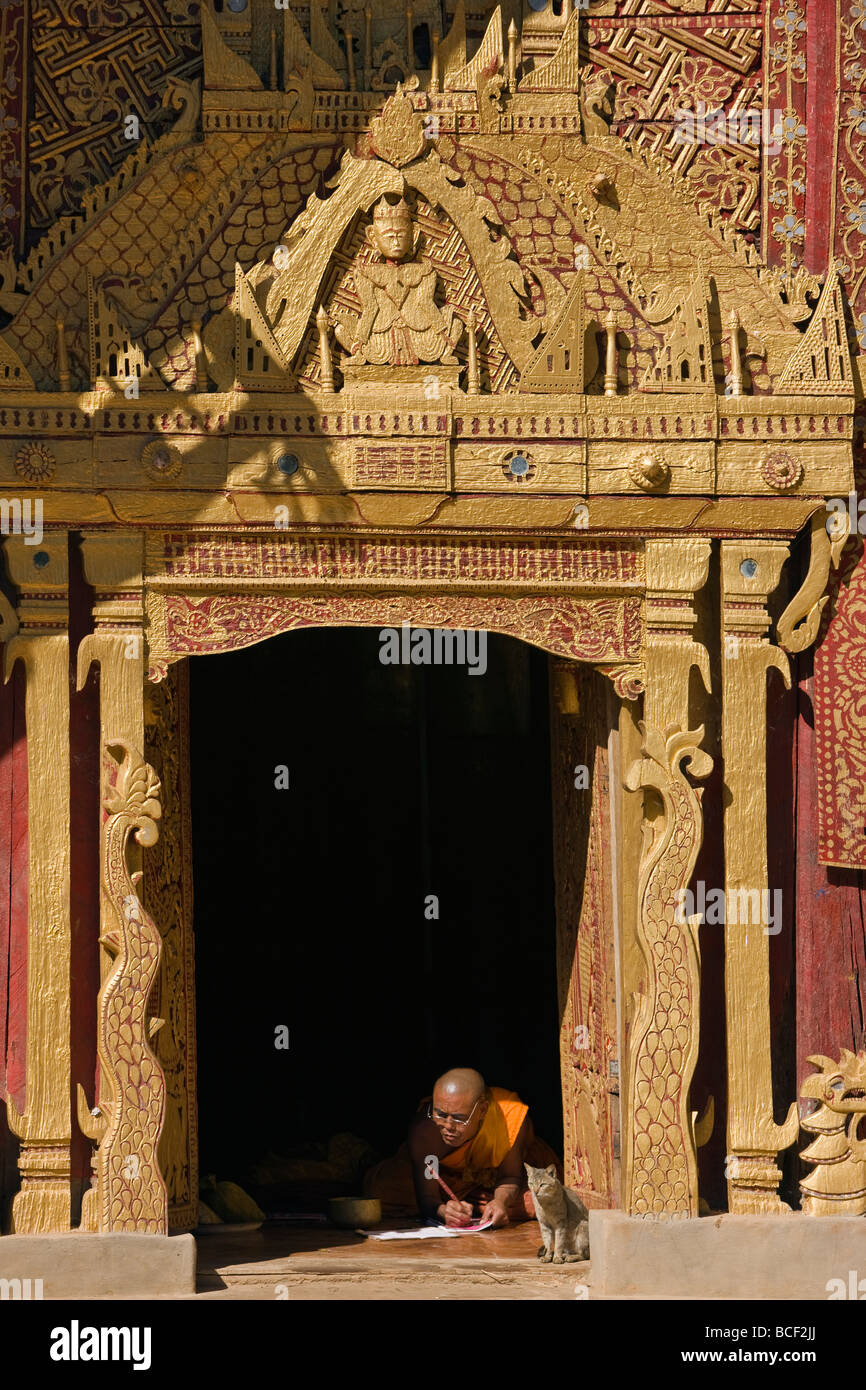 Myanmar, Burma, Wun Nyat. Die Abt-Schreiber am Eingang zum schönen Wun Nyat Kloster. Im 15. Jahrhundert erbaut. Stockfoto