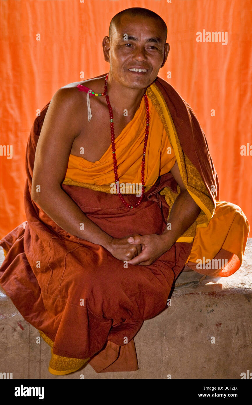 Myanmar, Burma, Wun Nyat. Der freundliche Abt des Klosters Nyat schöne Wun meditiert, durch eine Safranrobe abgeschirmt. Stockfoto